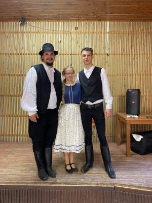 Néptáncbemutató az Esély Budapest Alapítvány Balatonszemesi táborában. 